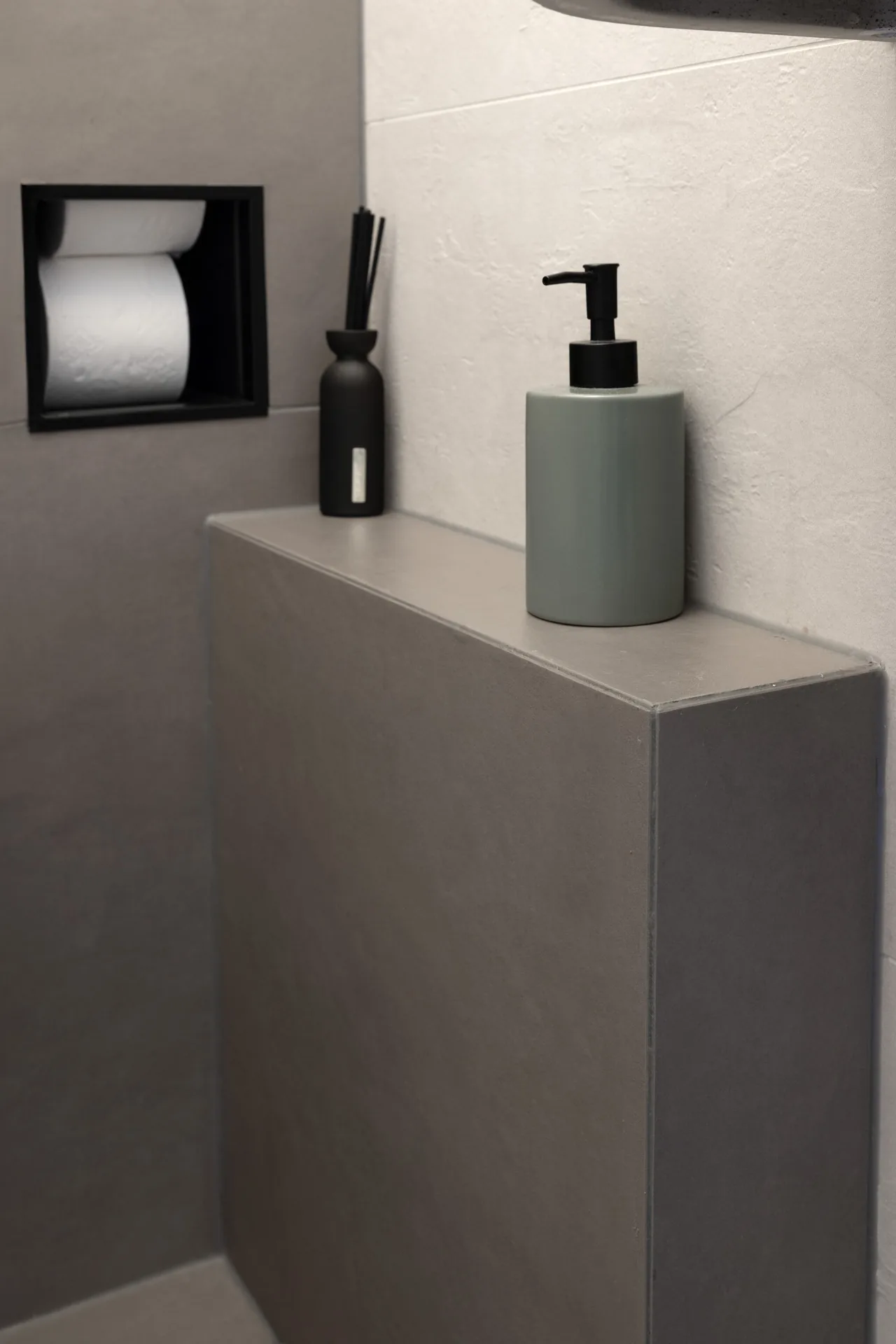 Detail van strak betegeld maatwerk in een badkamer